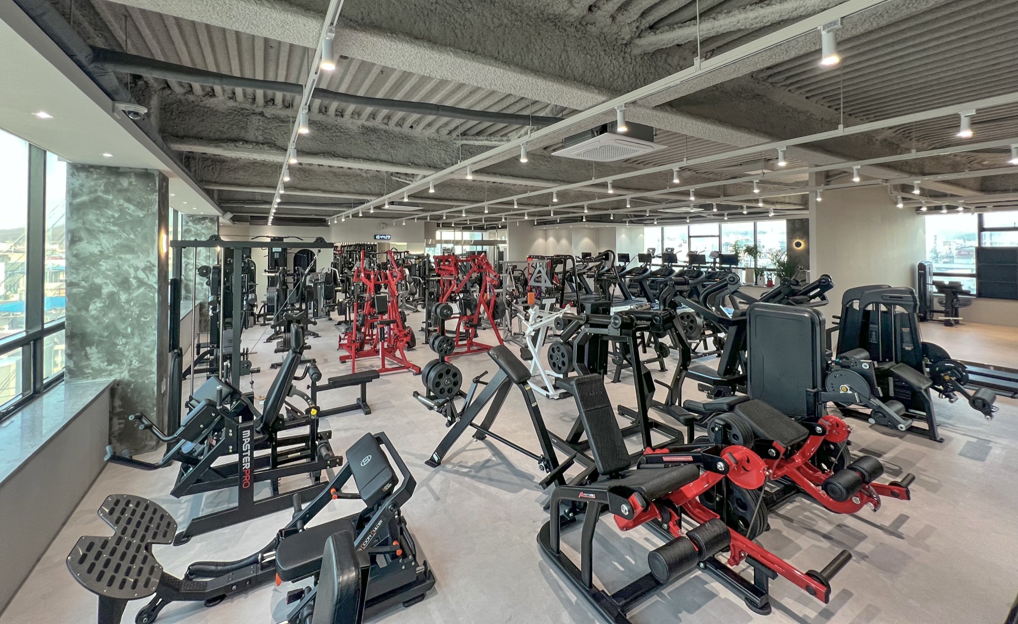 이전 후 알브이디gym의 넓은 웨이트 트레이닝 공간